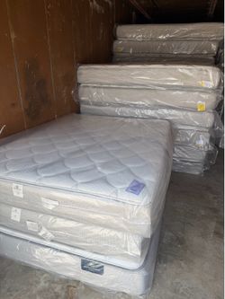 Queen size mattress Serta