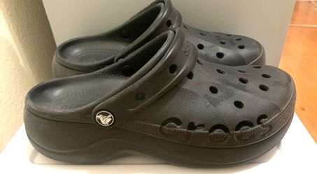LADIES CROCS SHOES / SIZE 8 / NEW