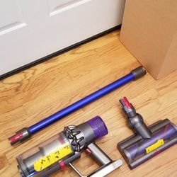 NEW cond  DYSON  V10 MODEL  VACUUM  WITH AMAZING POWER SUCTION  , WORKS EXCELLENT  , IN THE BOX 