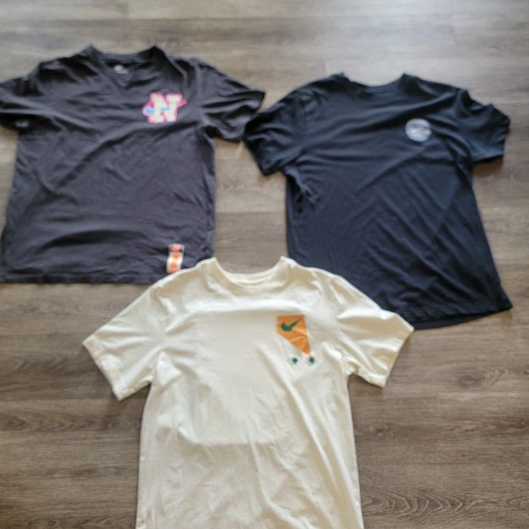Nike Mens Size Medium Shirts