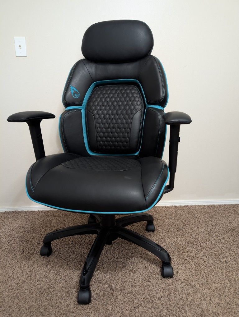 DPS Gaming Chairs / Black And White