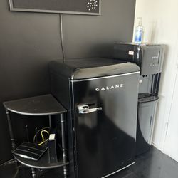 Black Galanz 4.4cu. Ft. Retro Mini Fridge 