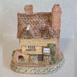 Vintage Wine Merchant 1980 by David Winter Cottages John HIne Ltd  
Damage to roof small chip on corner . Fake snow on the felt
