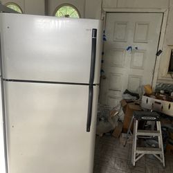 BEAUTIFUL STAINLESS STEEL EXCELLENT RUNNING FRIDGE. 18 CU.FT.  FRIDGIDAIRE BRAND. RUNS LIKE BRAND NEW. LOOKS LIKE STAINLESS STEEL BUT IM NOT SURE IF I