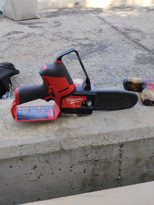 Milwaukee Fuel Hatchet Saw
