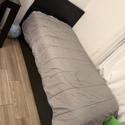 Twin bad (with storage) 2 drawers + mattress