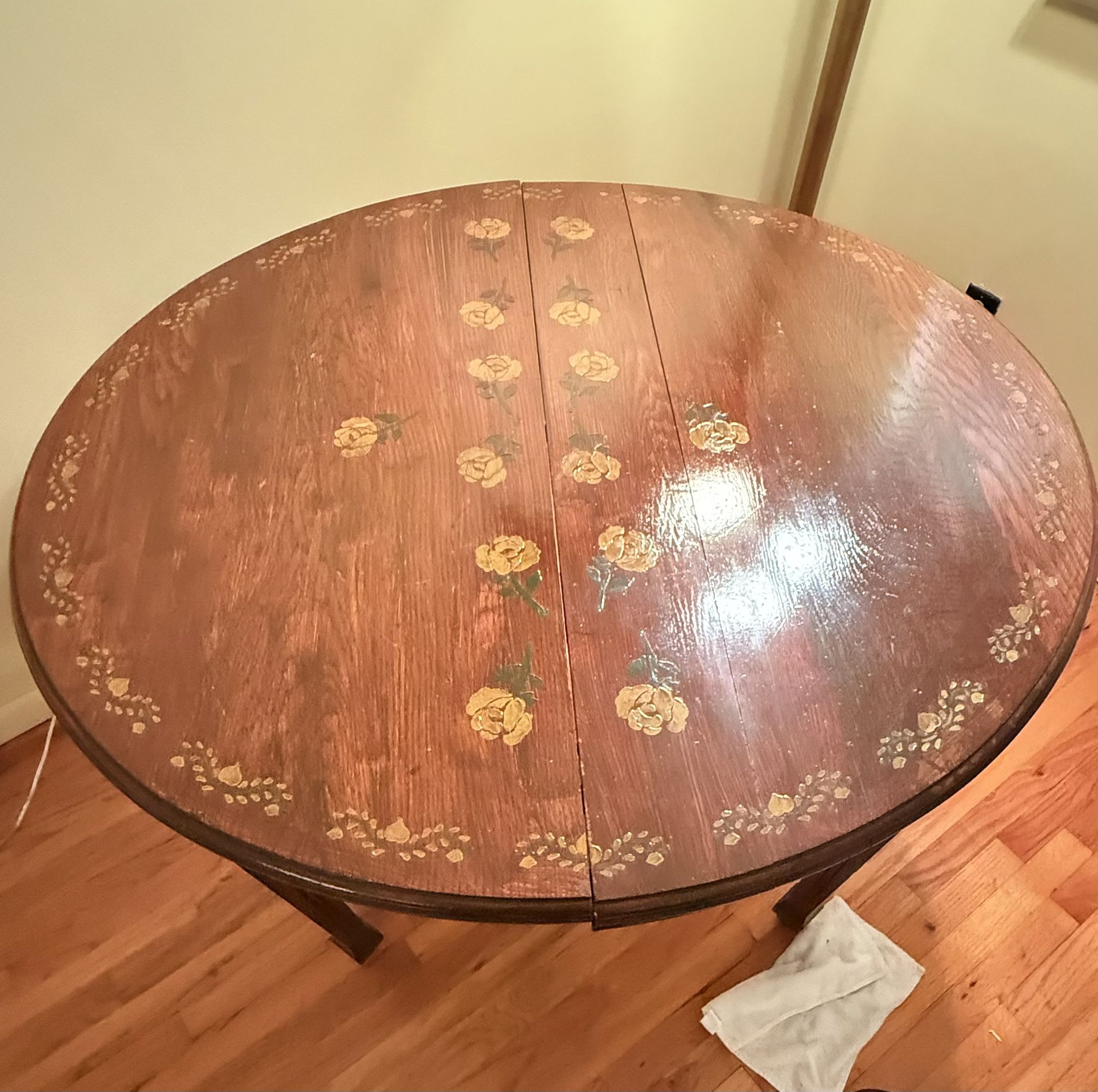 🌼 Vintage Hand-Painted Round Wood Dining Table  $85 (or best offer) 📍 Located in Yonkers, NY (10708)  Charming vintage round wood dining table with 