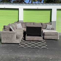 Gray Copley Rooms To Go Sectional Couch w/ Storage Ottoman 