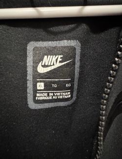 Black Nike tech fleece