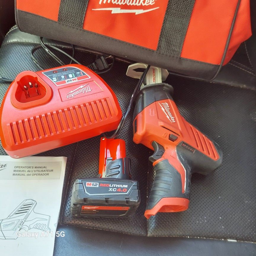 12V MILWAUKEE Hackzall Reciprocating Baterie And Charger Included