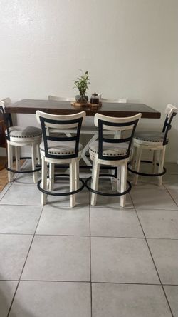 Farmhouse Counter Height Dining Table with 4 Swivel Stools