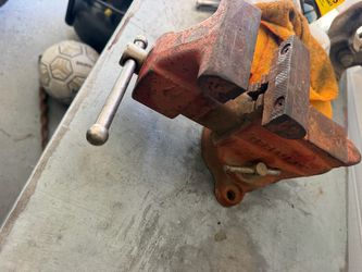 Heavy duty craftsman Vise
