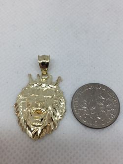 10 K Y Gold Lion Head Charm medium size