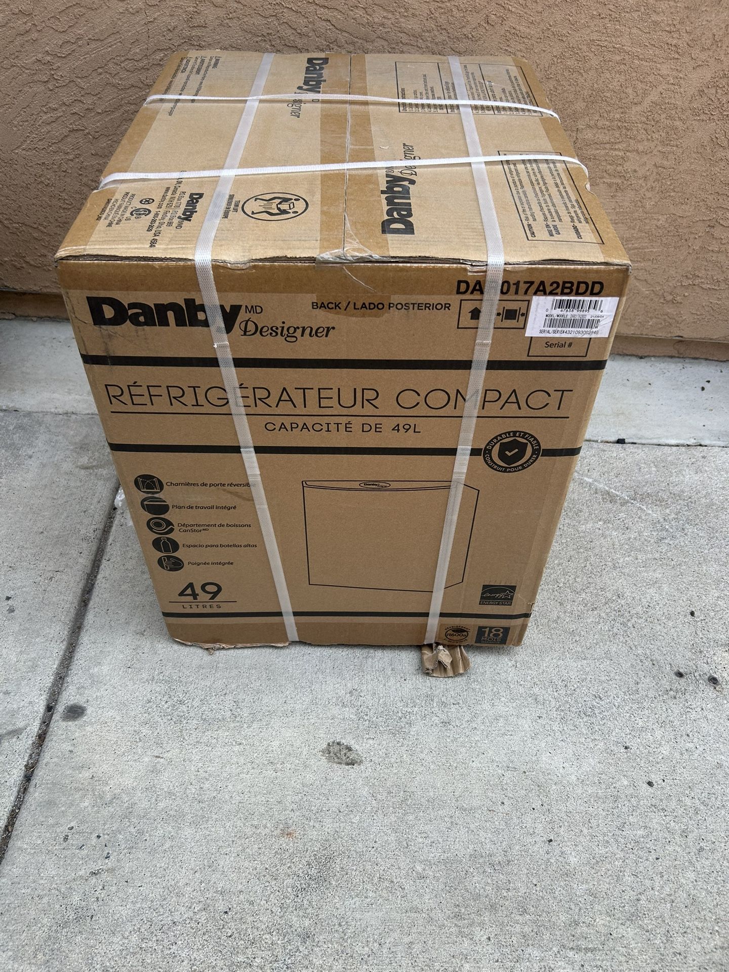 Danby Mini Fridge New $90 / Medium Size Needs Work New Asking $30