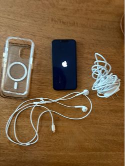 Apple iPhone 14 Bundle: Clear MagSafe Case, Wired EarPods & Charger
