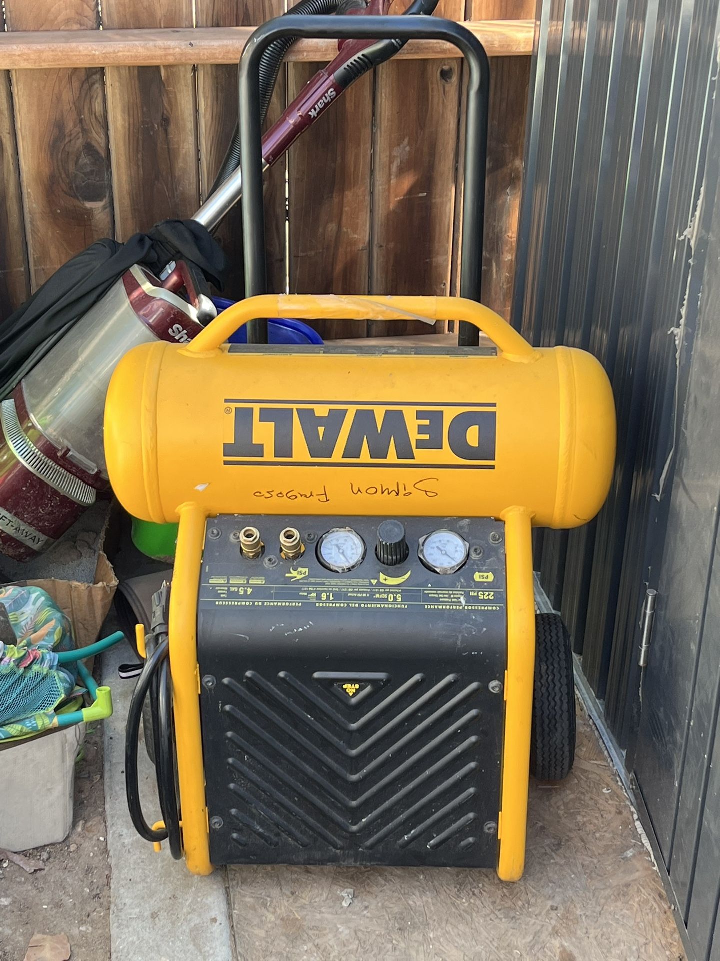 BRAND NEW DEWALT AIR COMPRESSOR 225 PSI 4.5 GAL 1.6HP NEW