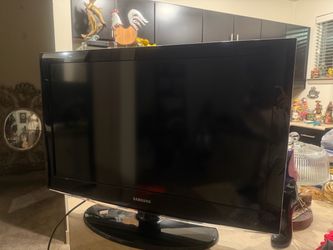 Samsung 32β TV ( not smart tv - needs antenna or Roku )