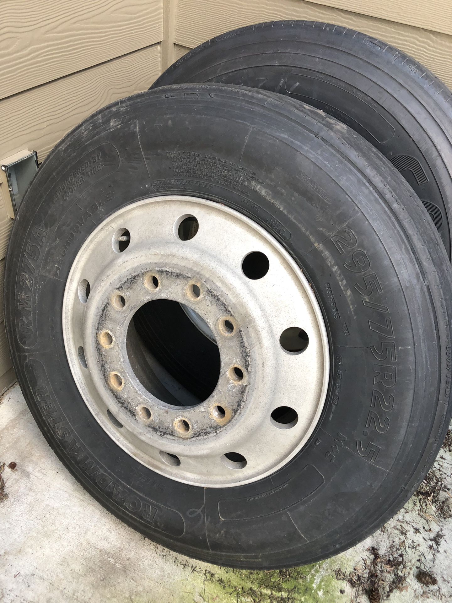 Used semi truck tires and rims 22.5 size