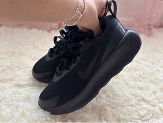 Women’s Nike size 6