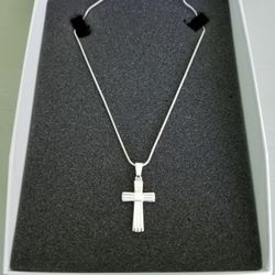 BEAUTIFUL.925 STERLING SILVER NECKLACE AND CROSS IN GIFT BOX NICE!! 