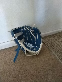 Before a game show heyotani took off his glove and threw it to me