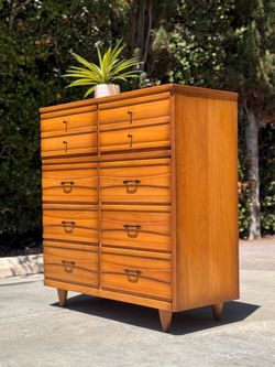 Mid Century Modern Vintage 8 Drawer Dresser Chest of Drawers Cabinet