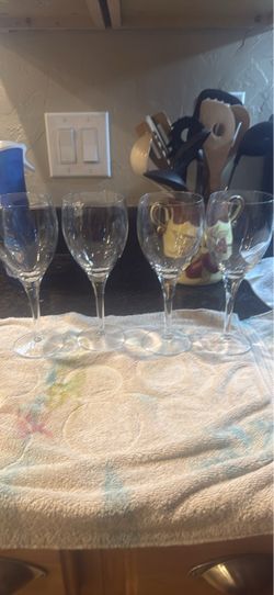 Set of 4 Clear Glass Wine Glasses