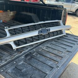 00-06 Tahoe Grille OEM 