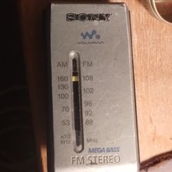 Vintage Sony Walkman Am/FM Radio + Accessory Cord 