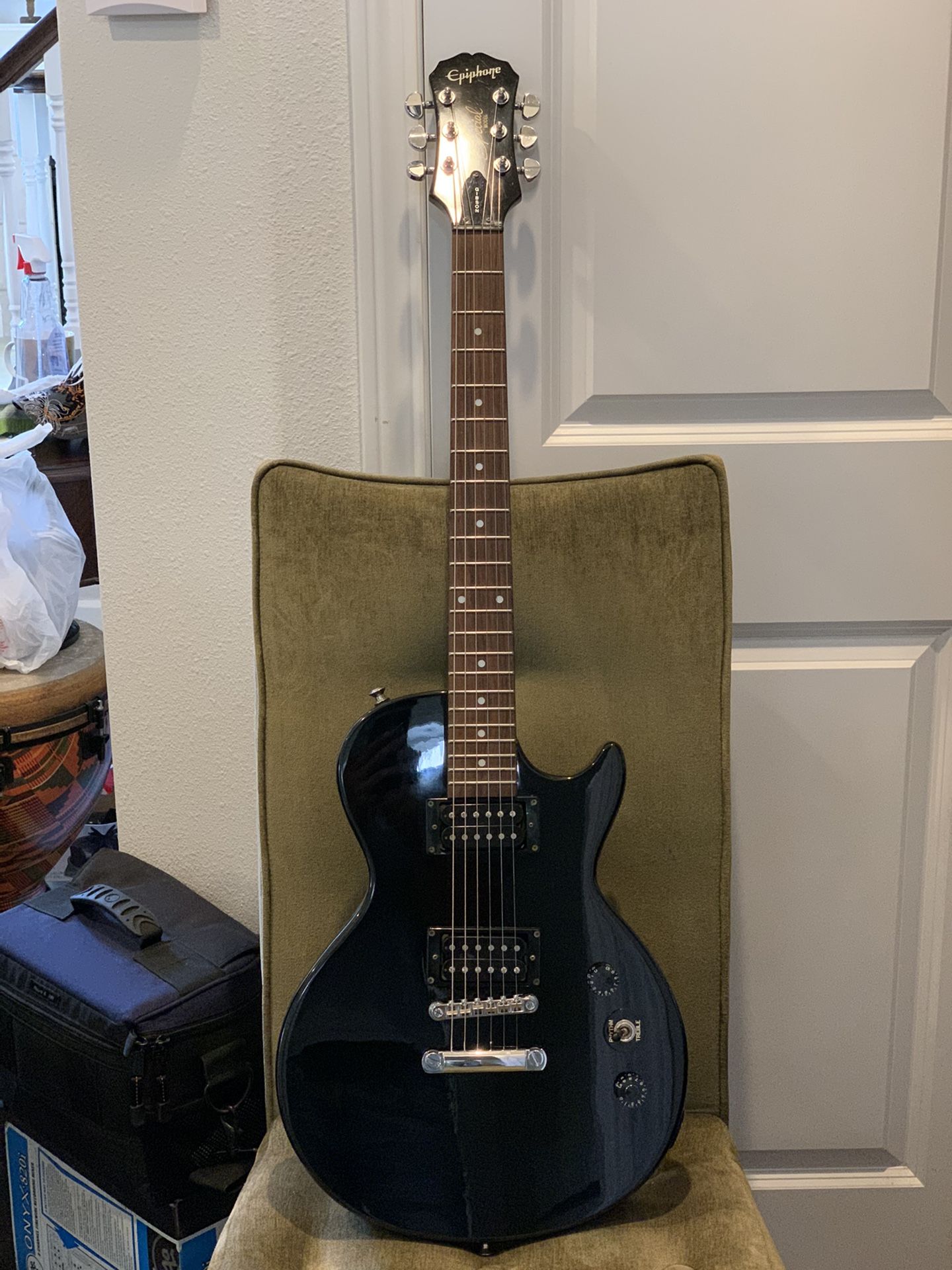 Electric Guitar Gibson Epiphone Special Model with a padded guitar bag