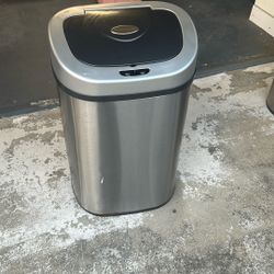 Motion sensor trash can