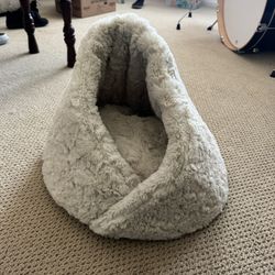 Soft machine washable cat bed
