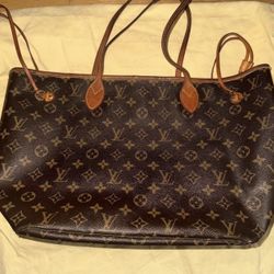 Louis Vuitton Neverfull tote bag Pre-owned. Monogram canvas with leather handles. Clean and well kept for its age. Photos show the actual item. Please