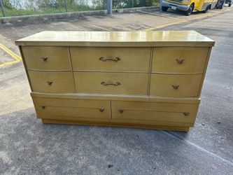 SOLID WOOD VINTAGE DOVETAIL 8 DRAWER DRESSER(NEED GONE ASAP) 58”x33x19”D)