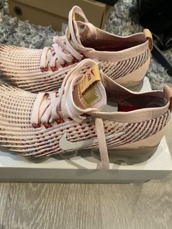 Nike Womanās Vapormax (Size 7.5)