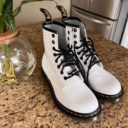 White Doc Martens Boots – Size 7 Women’s (US)