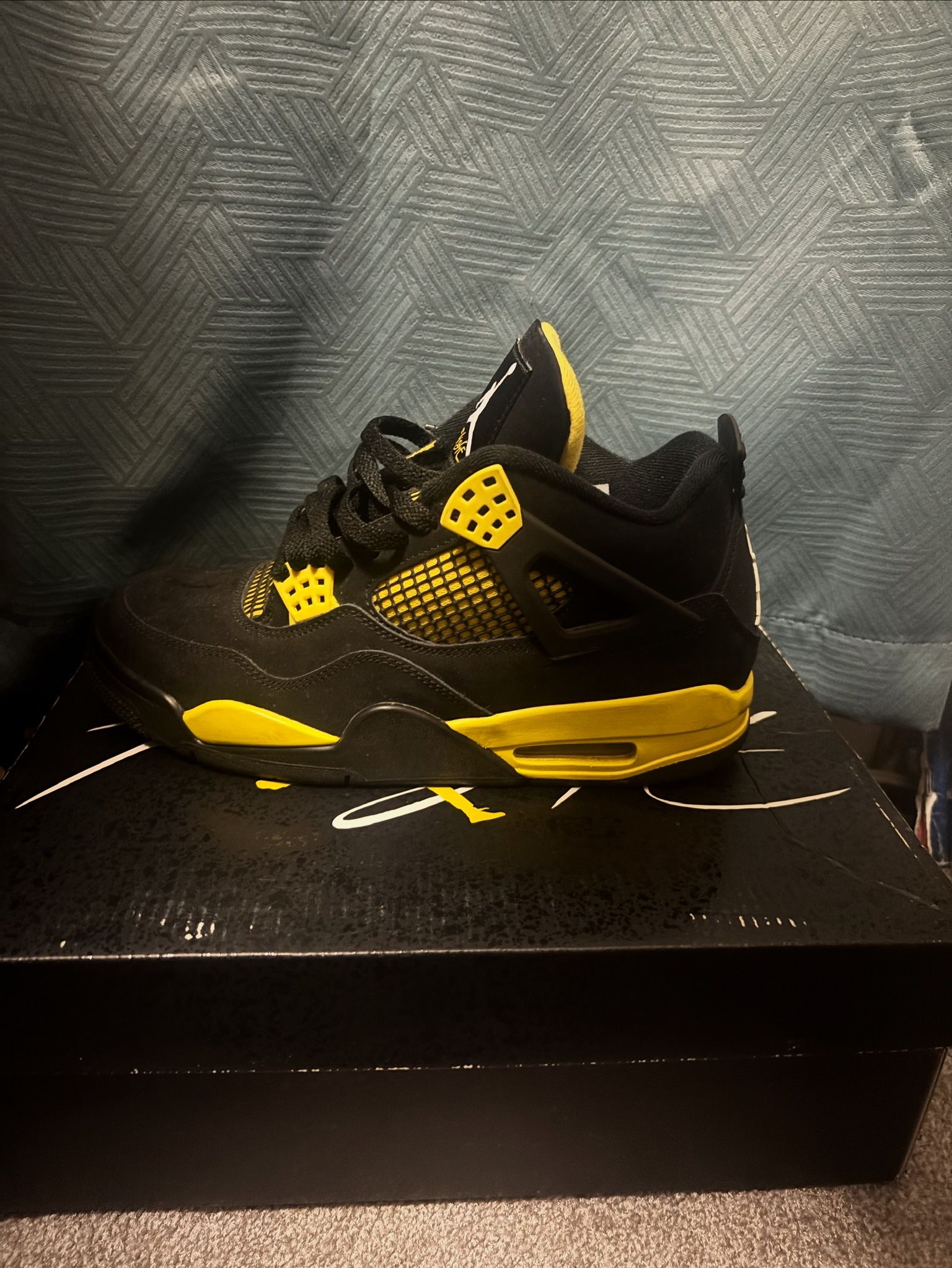 Jordan 4 Thunder (READ DESC)