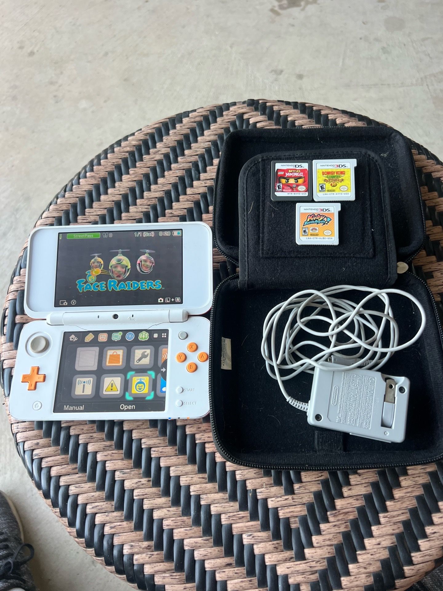 Nintendo 2DS XL. And 3 games bundle Chargers and case