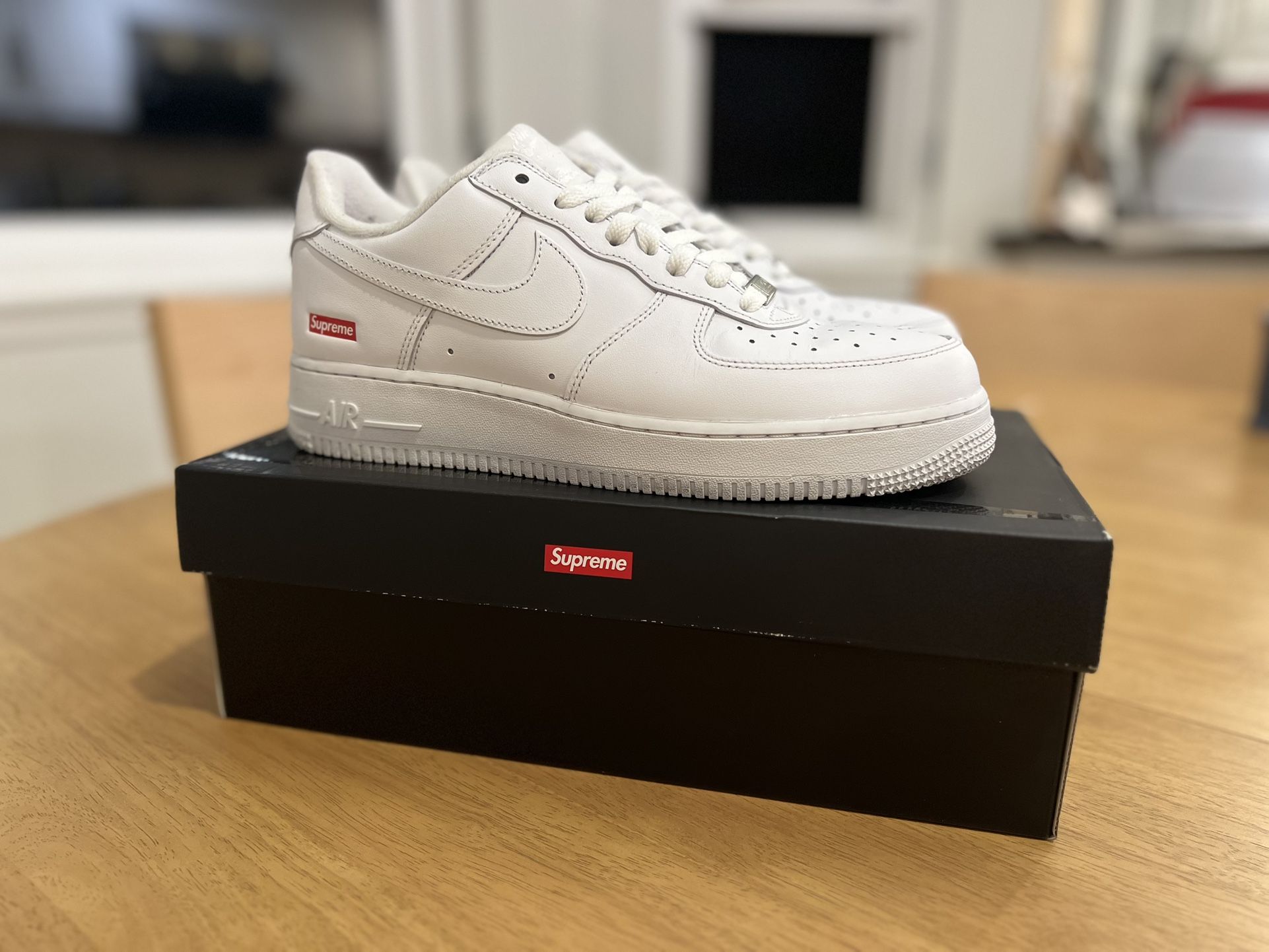 Nike Air Force 1 Low Supreme White Box Logo Size 8.5