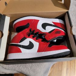 Jordan 1 Mid Size 7.5 In Women 