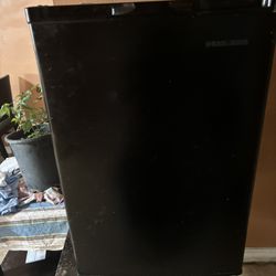 Refrigerator Smooll. Work Great 👍. Price Firm 