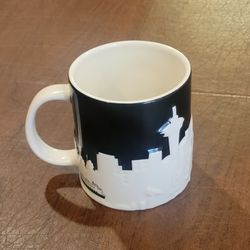 Starbucks Seattle Relief Mug 2012 Collector Series 16oz Black White 3D 
Skyline. Pre-owned, very good shape, no chips or cracks. Microwave and 
dishwa