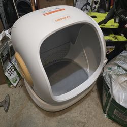 Automatic Litterbox, Comes With 4 Boxes Of Bags.