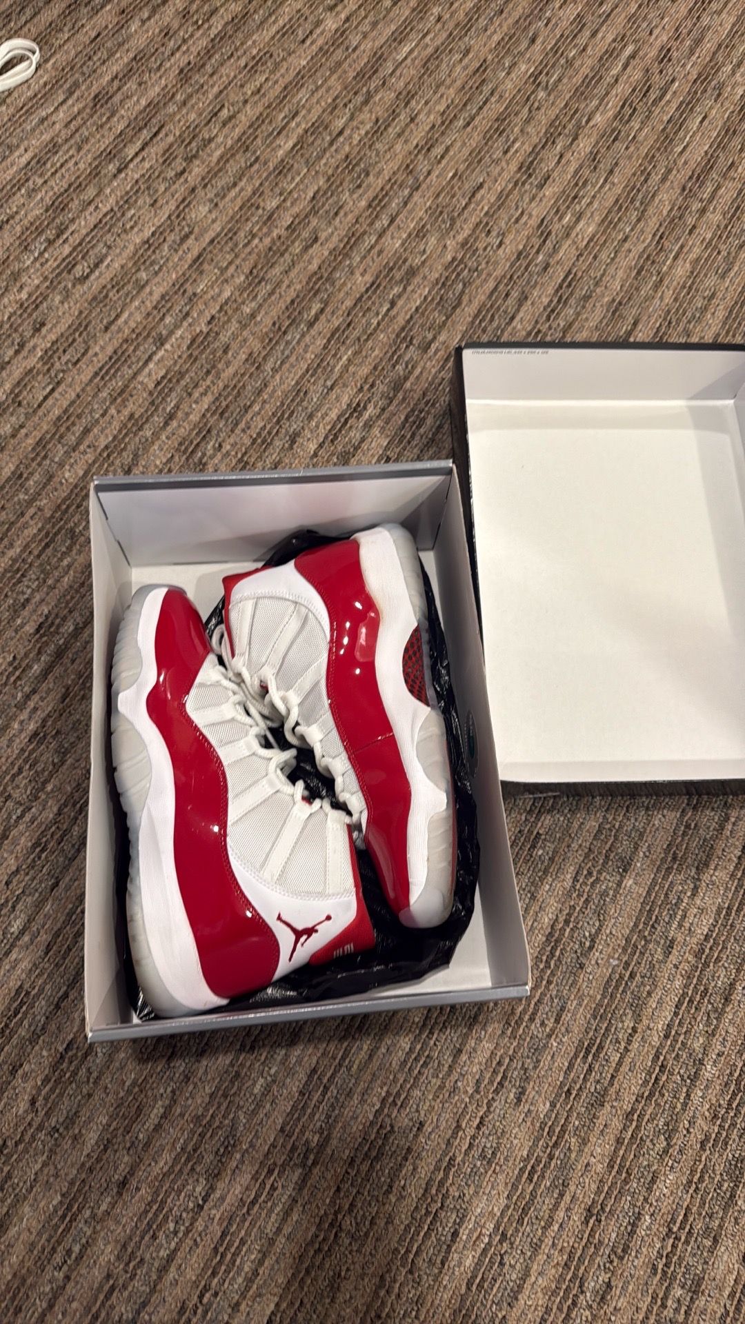 Jordan 11 Retro , Red / White