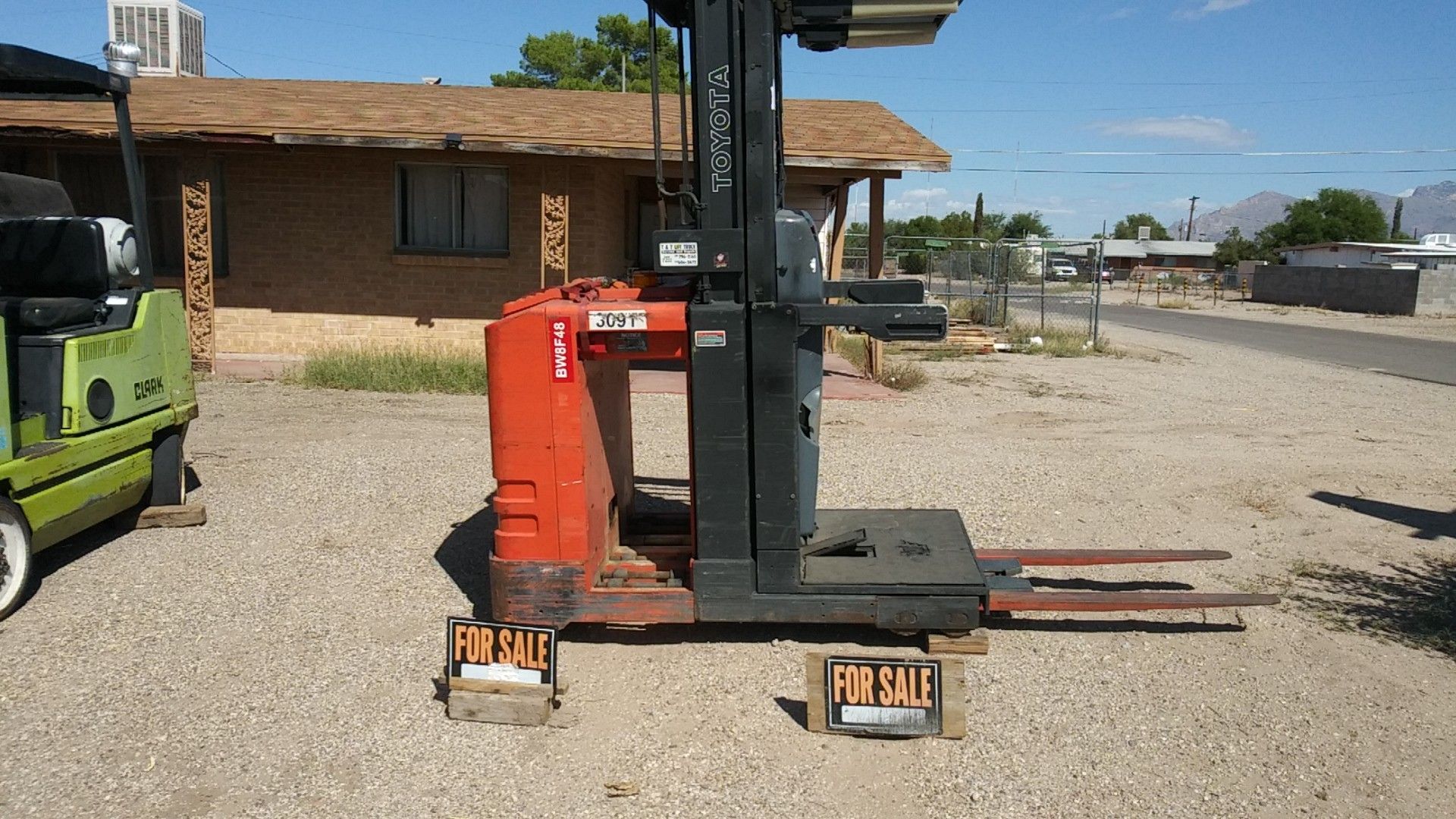 ORDER PICKER.....FORKLIFT...FORK LIFT.METERIAL HANDLING