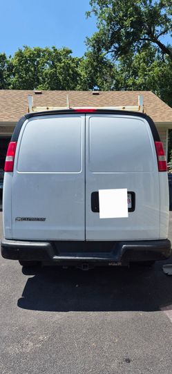 2017 Chevrolet Express g2500 cargo van