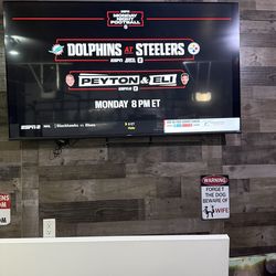 Like New 60" Hi-Sense 4K LED ROKU Smart TV ( 2025)- DELIVERY AVAILABLE