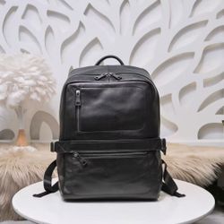 普 拉 达The latest calfskin men's backpack is highly practical, soft, and has a great feel.