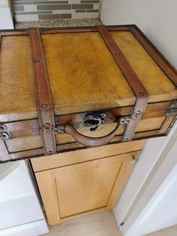 Storage box w/carry handle