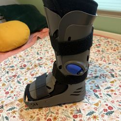 FREE Aircast Women’s Size 8. One Tall, One Short